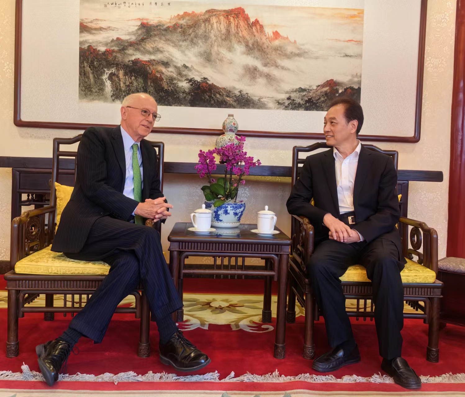王超会长会见美中关系全国委员会会长欧伦斯